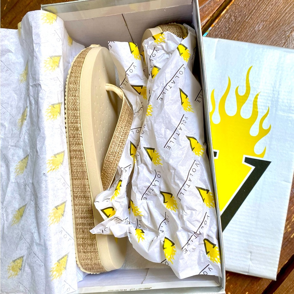 VOLATILE FLIP FLOPS STYLE COCONUT BONE SIZE 8 BRAND NEW IN BOX